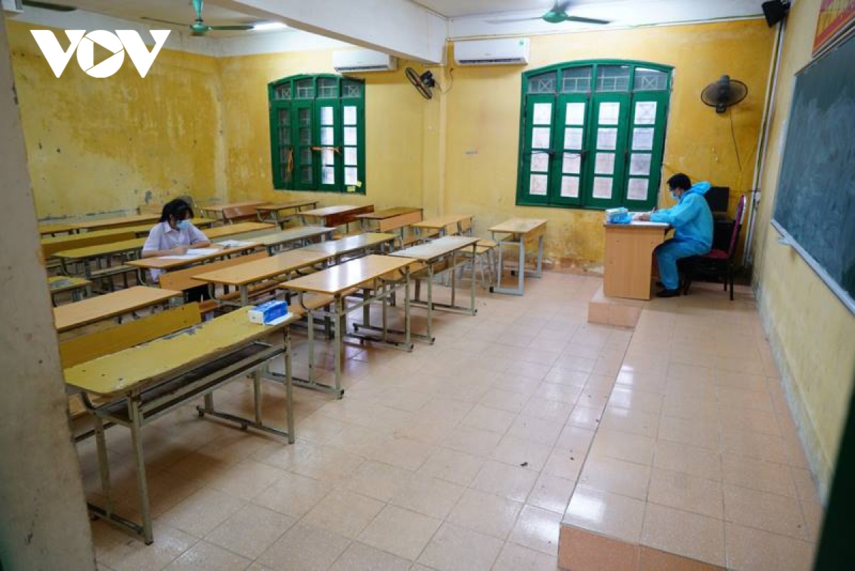 Thi vào 10 ở Hà Nội: Phòng thi đặc biệt chỉ có 1 thí sinh, giám thị mặc đồ bảo hộ